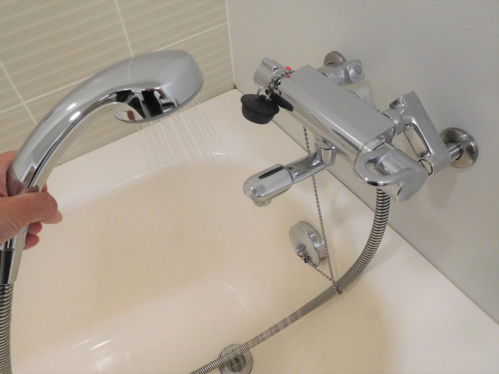 あれ?お風呂のお湯がだんだん減っていく?浴槽の水漏れの原因は? しまね水道職人 島根県の水道修理、お風呂、トイレ、台所の排水管のつまり修理 あれ?お風呂のお湯がだんだん減っていく?浴槽の水漏れの原因は? しまね水道職人 島根県の水道修理、お風呂、トイレ、台所の排水管のつまり修理